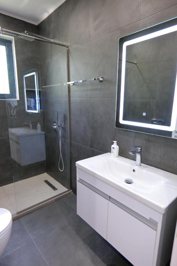 Hotel Vila Celaj à Vlorë Extérieur photo